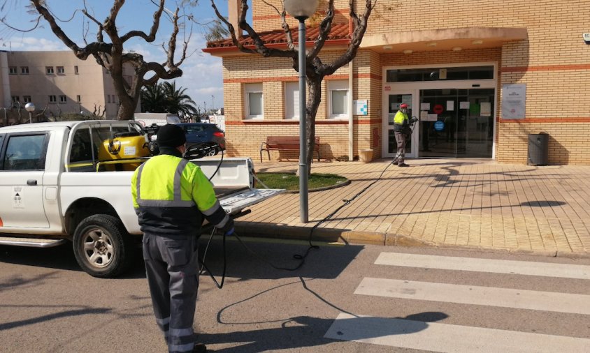 Operaris desinfectant els exteriors del CAP de l'Hospitalet de l'Infant