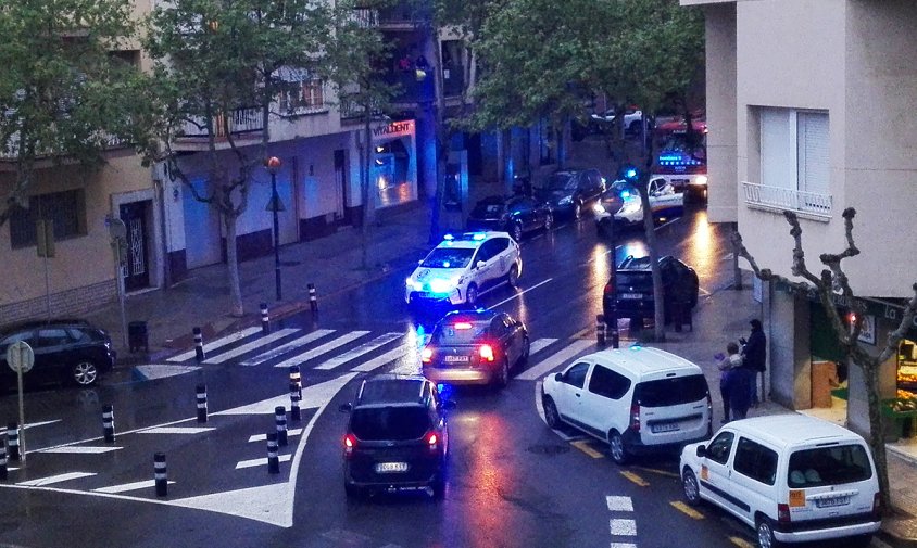 Vehicles de policia i de bombers felicitant un xiquet amb les sirenes, a la Parellada, aquest passat dilluns al vespre