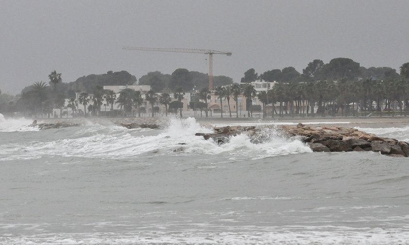 Temporal de llevant a la platja d'Horta de Santa Maria, ahir al matí