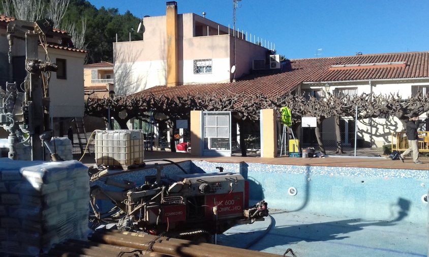 Imatge de les obres a la piscina de Masriudoms