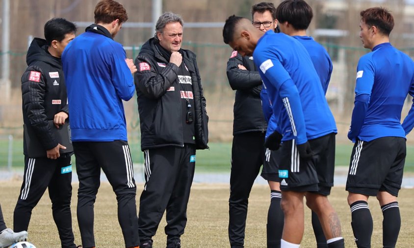 Albert Puig, al centre de la imatge, en un entrenament de l'Albirex Niigata