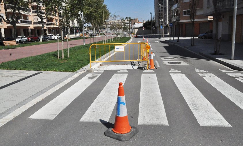 Tram de l'avinguda del Baix Camp amb les obres de reparació interrompudes, ahir al migdia