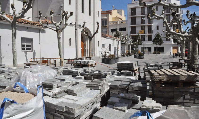 Imatge de la plaça de l'Església de Sant Pere, ahir al migdia