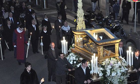 Moment de la processó de Divendres Sant al seu pas pels carrers de Cambrils