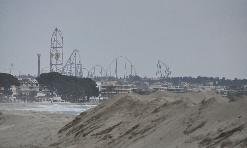 Les muntanyes russes de PortAventura amb la platja de l'Esquirol a primer terme, en una imatge del passat 24 de març