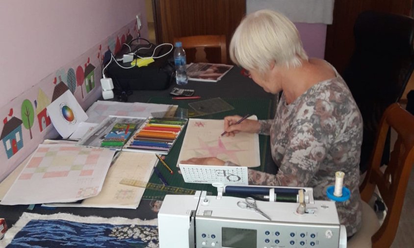 Una de les alumnes treballant en la confecció del quilt de patchwork