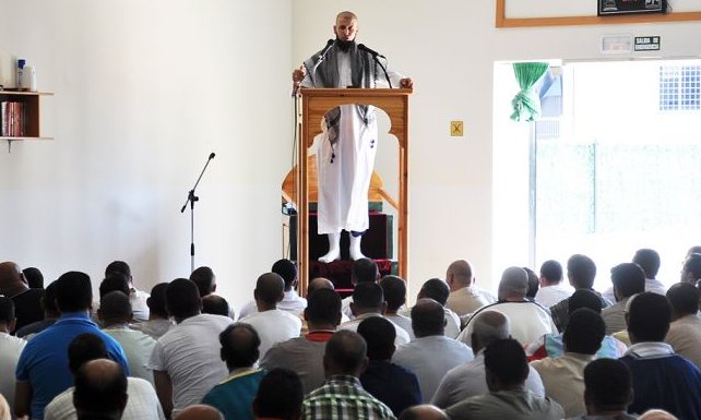 L'imam Mohammed Ouadi en un moment de pregària a la mesquita de Cambrils