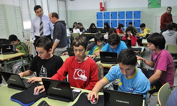 Els alumnes de primer d'ESO van tenir ahir, per primer dia, els seus ordinadors portàtils. A l'esquerra, el professor de tecnologia amb l'inspector d'Educació, Jesús González