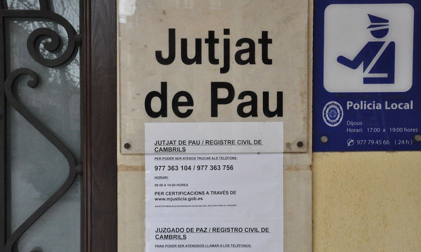 Cartell a l'entrada del Jutjat de Pau de Cambrils