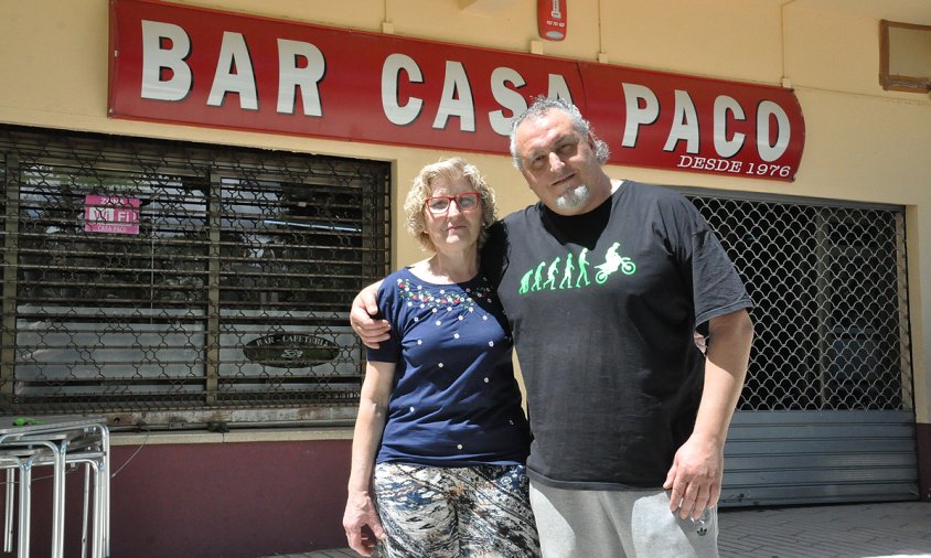 La Carmen i l'Antonio davant l'establiment Casa Paco, ahir al matí