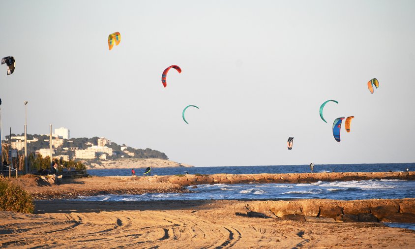 Practicants de kitesurf, ahir al vespre, a la platja de l'Esquirols