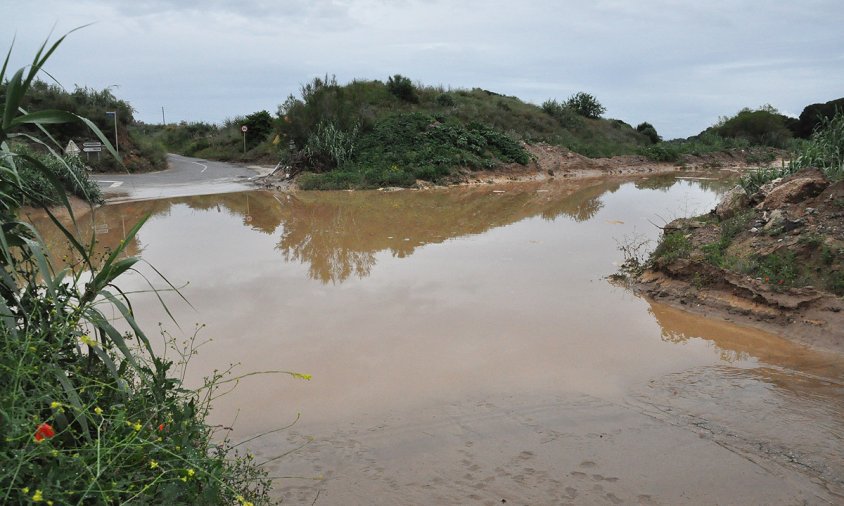 Aspecte del tram de la riera de Maspujols a la confluència del camí de Vilafortuny, ahir al vespre