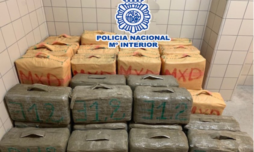 Fardells d'haixix interceptats per la Policia Nacional en una furgoneta al peatge de Vila-seca de l'AP-7