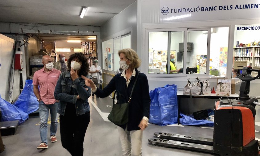 La consellera d'Agricultura i la presidenta de la Fundació Banc dels Aliments visitant les instal·lacions d'aquesta entitat el primer dia que s'han lliurat productes frescos objecte d'aquest ajut per part dels productors