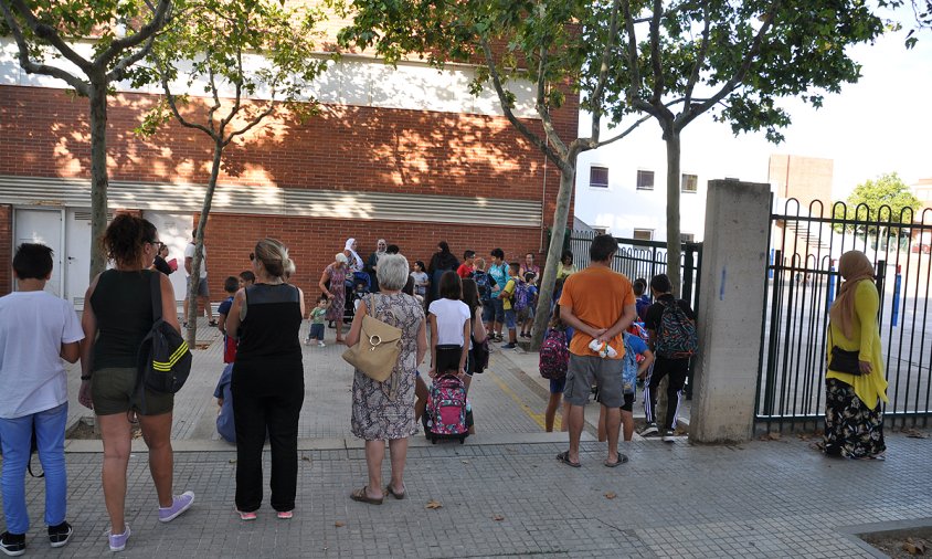 Imatge d'arxiu d'una entrada a l'escola Joan Ardèvol