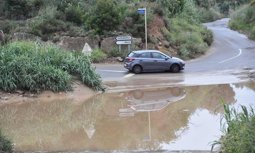 Camí de Vilafortuny inundat al pas per la riera de Riudoms, el dijous de la setmana passada