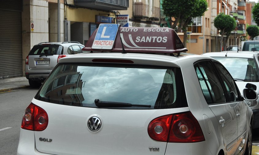 El sector de les autoescoles es mantindrà tancat de manera indefinida fins que no se solucioni el problema de la disminució d'examinadors