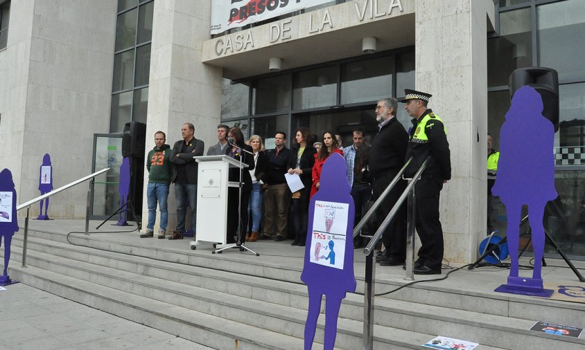 Lectura del manifest institucional, ahir al migdia, a la plaça de l'Ajuntament