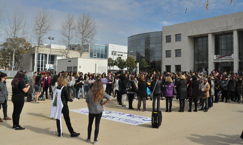 Imatge de l'acte feminista, ahir a la plaça de l'Ajuntament