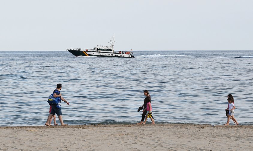 Barca de la Guàrdia Civil passant prop de la platja de l'Esquirol, aquest passat dissabte a la tarda