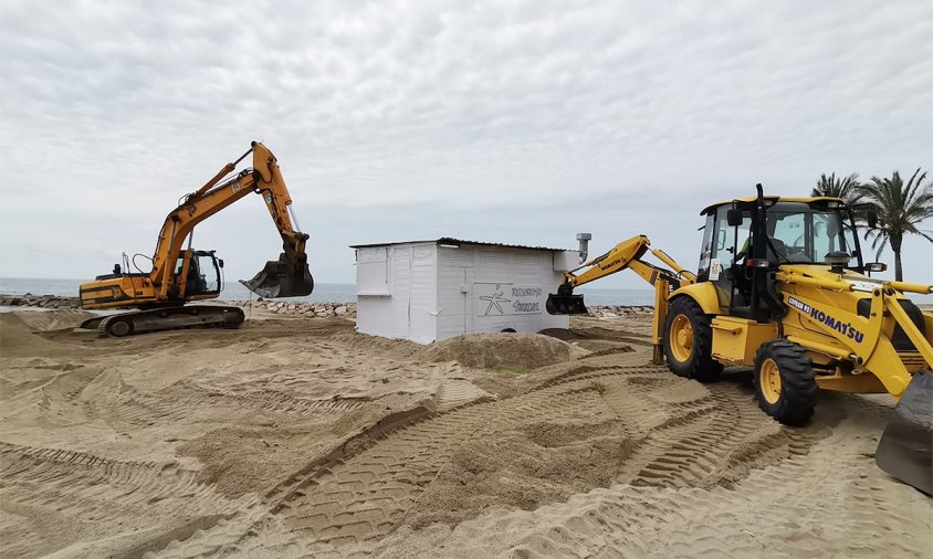 Màquines excavadores treballant a les platges de Ponent, ahir al matí