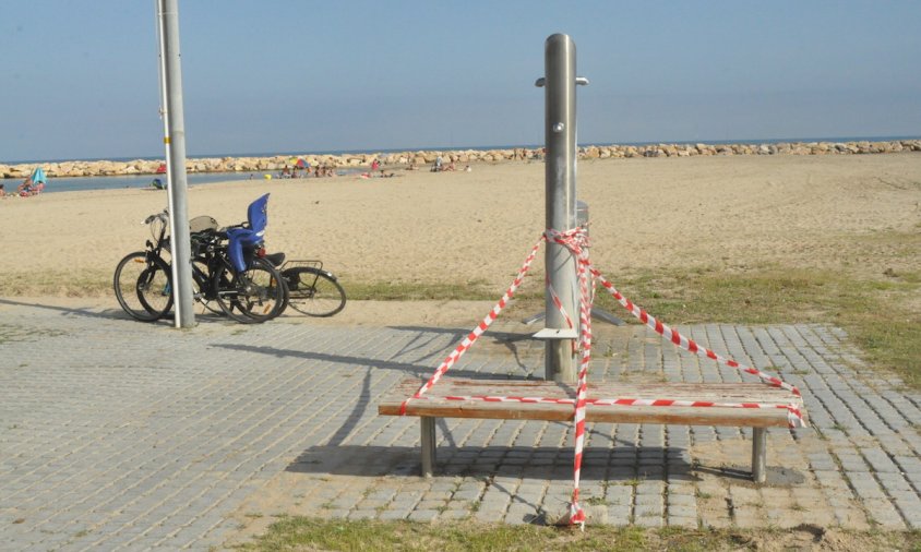 Dutxes encintades per evitar el seu ús, ahir a la tarda, a la platja de l'Ardiaca