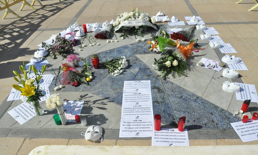 Imatge del memorial de l'atemptat del 18-O, al passeig marítim del port, en l'acte de 2019