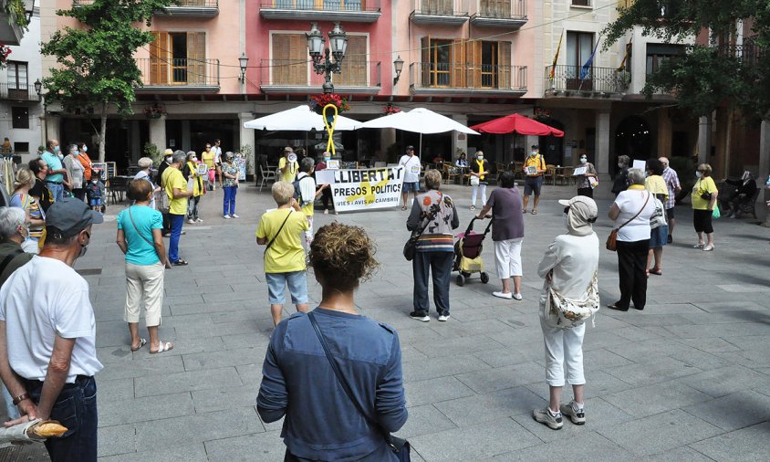 Un moment de la concentració dels Avis i Àvies d'ahir al matí, a la plaça de la Vila