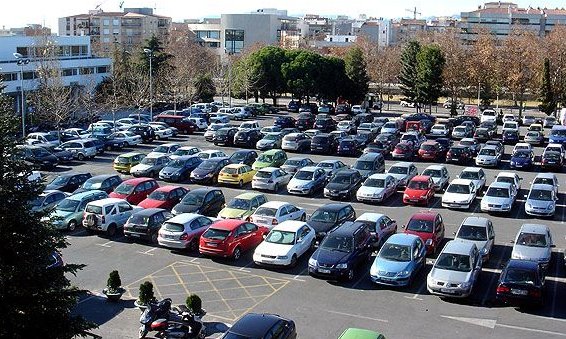 Aspecte que presenta l'aparcament de la plaça de l'Ajuntament a totes hores del matí