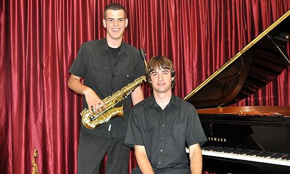 Albert Recasens, al saxo, i Gerard Ballester, al piano, durant la seva graduació