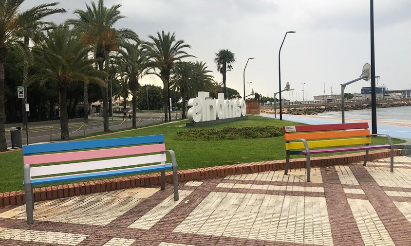 Bancs pintats al passeig de les Palmeres