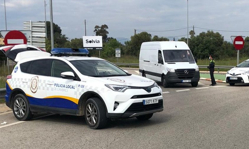 Vehicles de la Policia Local en un control