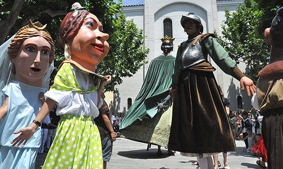 Gegants i nanos ballant ahir al matí al pati de l'església de Sant Pere, a la sortida de la Missa Major