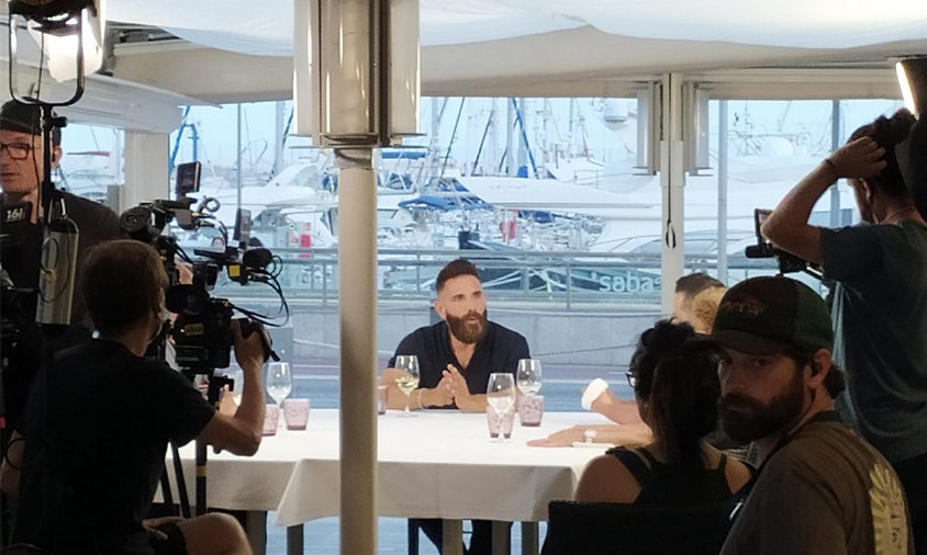 Marc Ribas, presentador del programa Joc de Cartes, ahir a la nit a la terrassa del restaurant Botella en un moment de la gravació