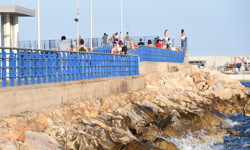 gent passejant per la passarel·la del far vermell. aquest passat dissabte a la tarda