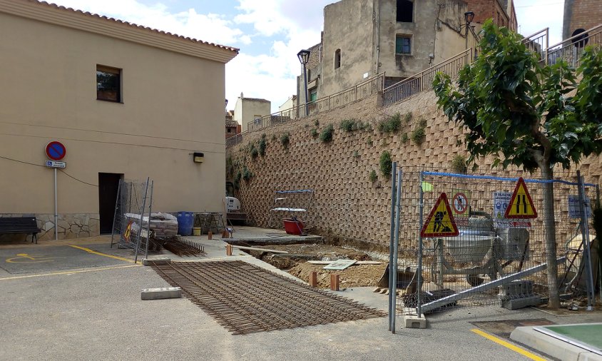 Aspecte de les obres de construcció per escalfar tres equipaments municipals a Vandellòs i l'Hospitalet de l'Infant amb biomassa