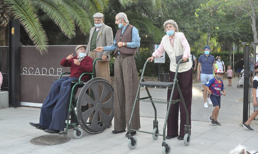 Inici de l'espectacle itinerant de carrer, ahir, al vespre, des del parc del Pescador