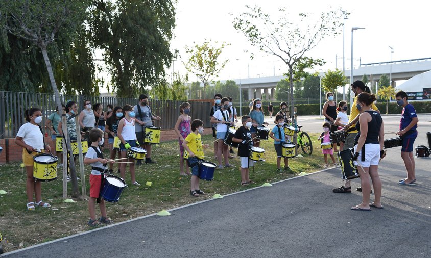 Un assaig dels Nyanyos, aquest passat dijous a la tarda, a l'avinguda de Charles Darwin a tocar del parc del Pinaret