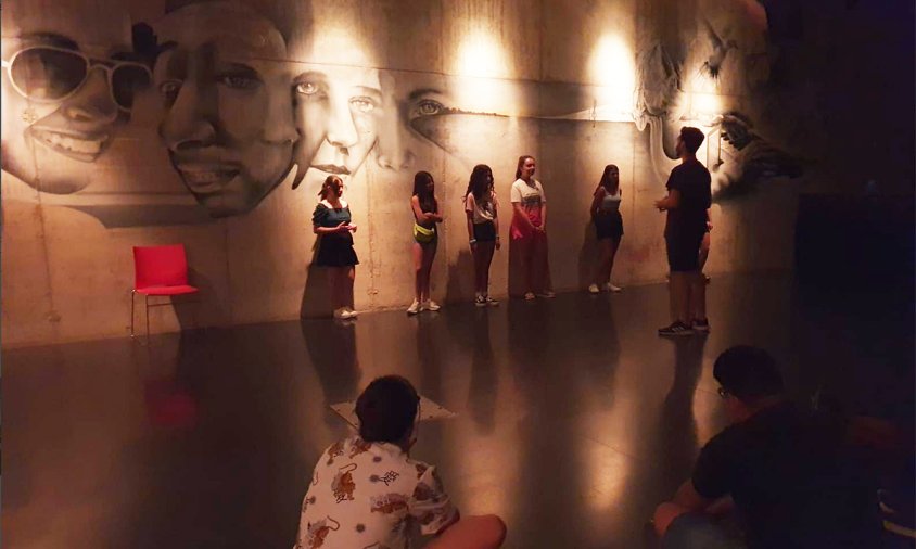 Imatge d'un moment del curs de creació teatral i expressió emocional