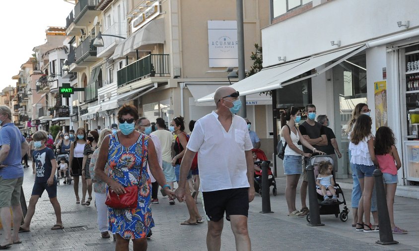 Gent passejant pels carrers del Port amb la mascareta posada, aquest passat dissabte al vespre