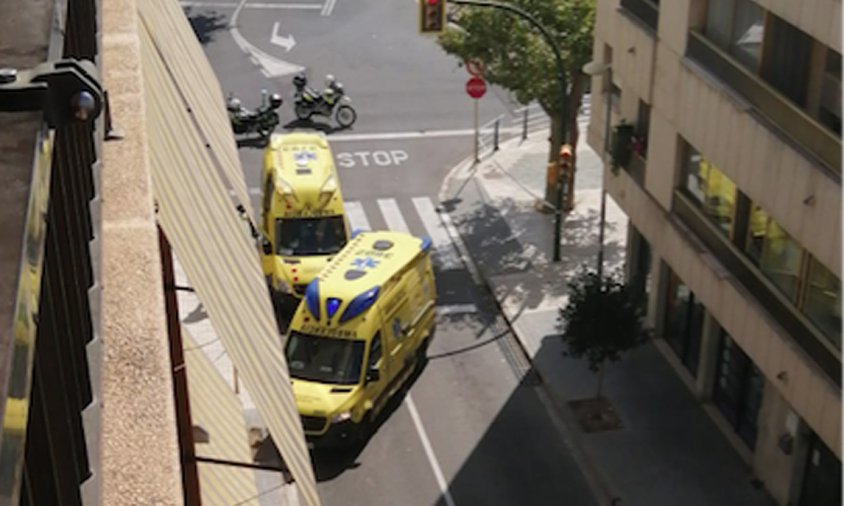 Imatge de dues ambulàncies al carrer de Santa Joaquima de Vedruna, a l'Eixample