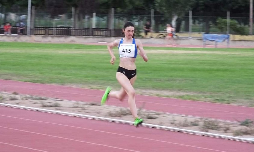 Maria Taggi a la prova dels 600 metres llisos, en la primera posició, a punt d'entrar a meta