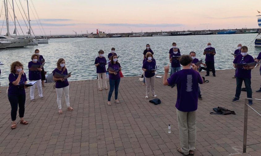 Un moment de l'actuació de la Coral Verge del Camí cantant davant de les Escales Reials