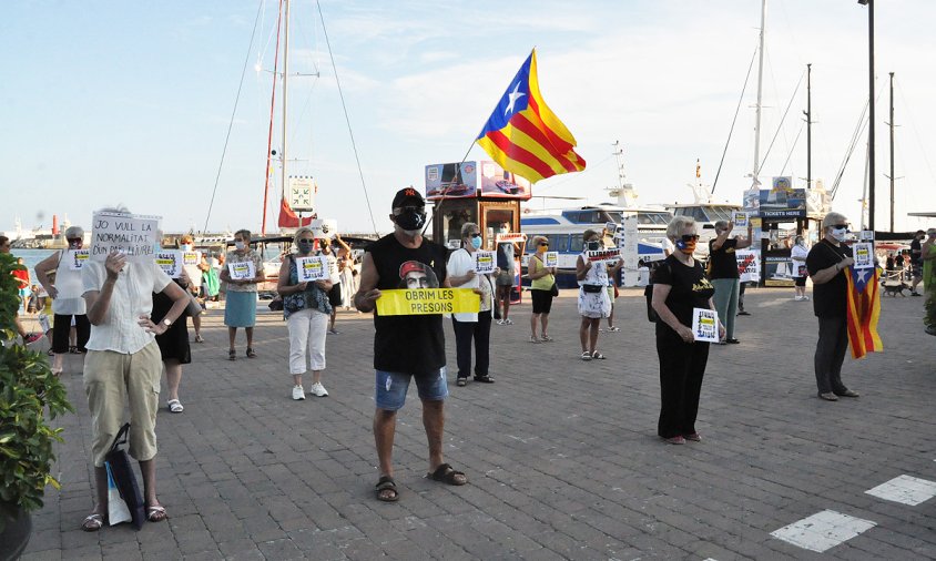 Un moment de la concentració silenciosa, ahir al vespre, al Port