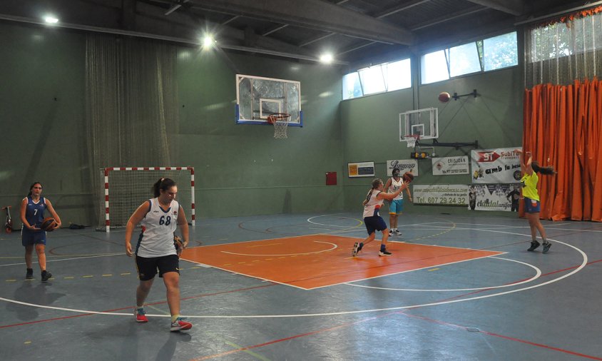 L'equip infantil femení del CB Cambrils, durant un dels entrenaments d'aquest mes de juliol