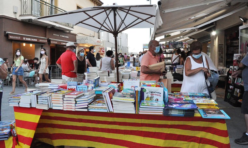 Imatge d'una parada muntada per la llibreria Bellart, ahir al vespre