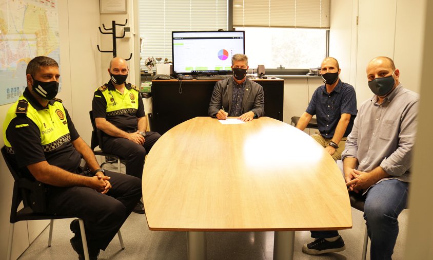 El regidor de Protecció Ciutadana, Lluís Abella, i el cap de la Policia Local de Cambrils, Josep Muñoz, amb representants de l'empresa Aphanet