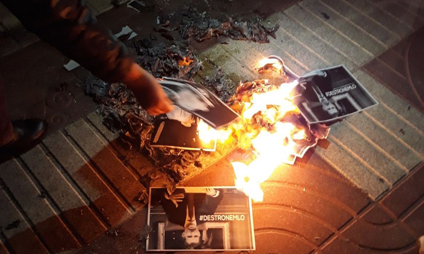 Fotos del rei cremant a la plaça d'Aragó, aquest passat divendres al vespre