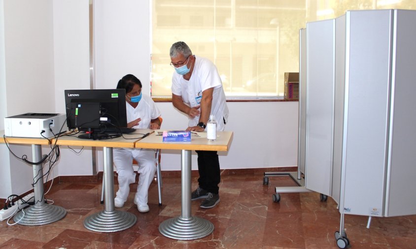 Dos membres de l'equip que fan proves PCR a l'Hotel Salut de Tarragona