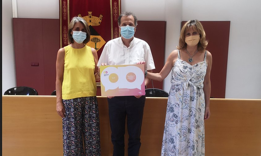 Imatge dels membres del consistori amb el reconeixement que ha lliurat l'AOC a l'Ajuntament de Vandellòs i l'Hospitalet de l'Infant